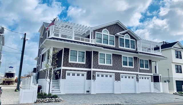 NEW TOWNHOUSE - CLOSE TO ALL BEACH HAVEN HAS TO OFFER!