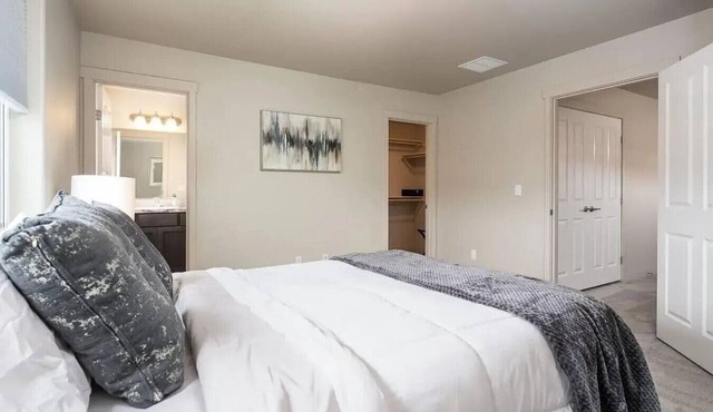 New Townhouse! Private Yard & Garage 3/2.5 #5750