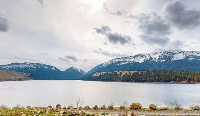 New tranquil lakeview home on Wallowa Lake. Pet-friendly with new appliances, modern furniture, and stunning views. Perfect getaway!