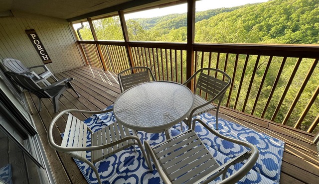New! Treetop Retreat: 1 Mile from Silver Dollar City