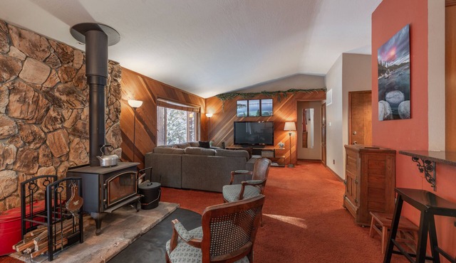 NEW - Truckee Cabin - Centrally Located
