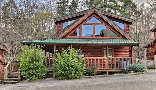 NEW! True Log < 2Mi to The Island! Fast Wifi, Hot Tub!