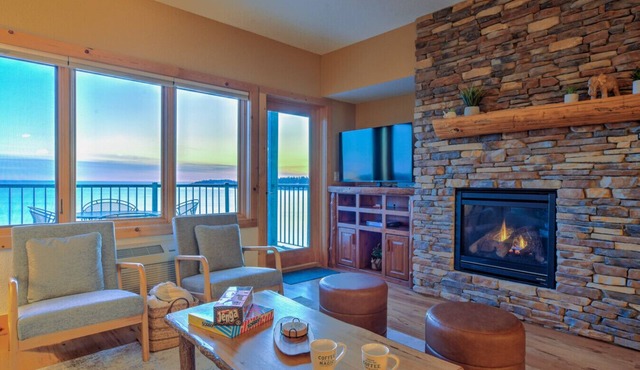 NEW: Two Harbors Superior Lakefront 1BR Corner | Pool | Hot Tub & Sauna | EV