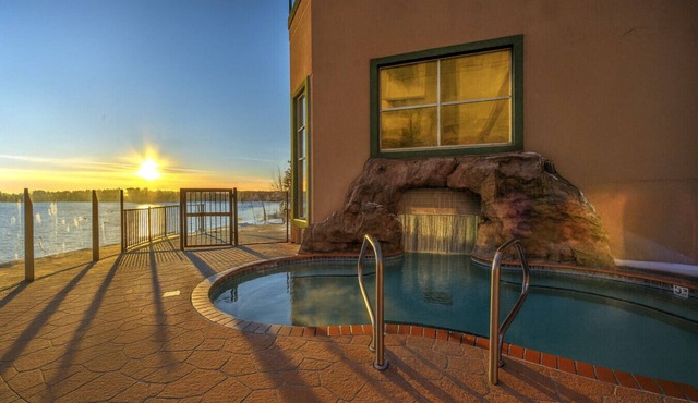 NEW: Two Harbors Superior Lakefront King Studio | Pool | Hot Tub & Sauna | EV
