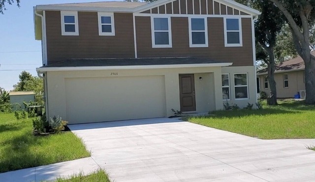 New Two story Cozy House Near Warm Mineral Springs