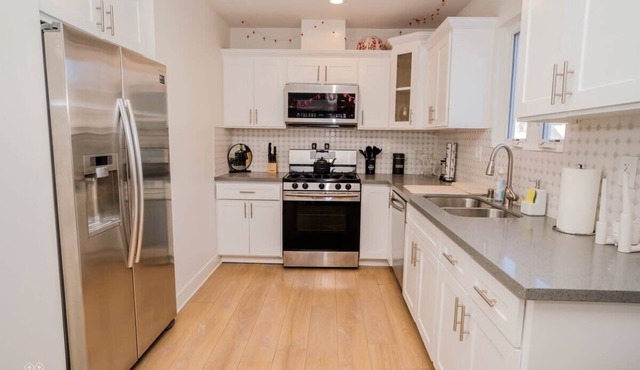 New Unique 2 Bed Townhome 10 min from Universal