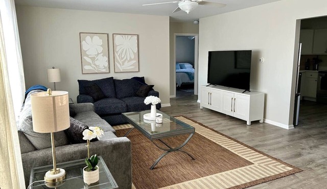 New updated Apt 1/2 Mile to Downtown Libertyville!