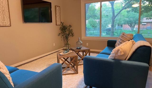*New* Updated House - Walk to Hospital, 3 Beds
