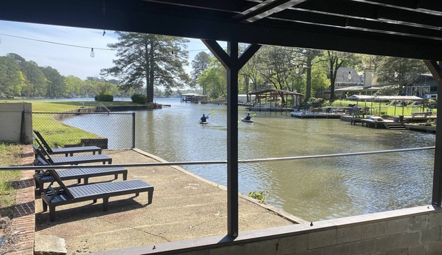 New updated property, Lake front, quiet cove! Kayaks!
