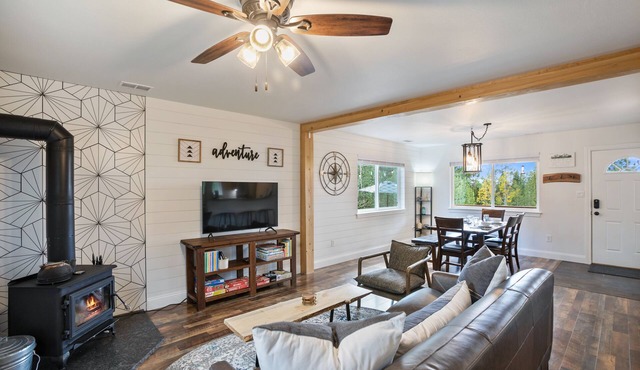 NEW Updated, SUNSETCABIN:3 bd,1.5 bth, secluded, beautiful views, deck, sleeps 6