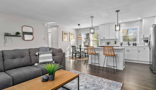 New Updates 2BRHome/Close to Plaza/Quiet/Walkable