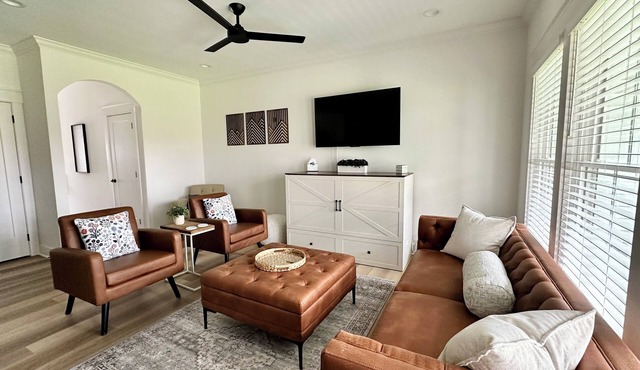 New Upscale 3BR Townhome 12 min to Liberty Sleeps 8 Screened-in Porch