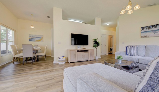 NEW! Upscale Lakeview 3-bedroom home, Pool, FastWiFi, Washer & Dryer, near Beach
