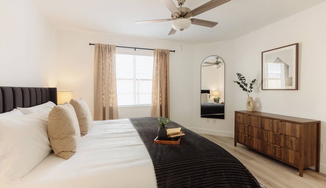"NEW" Upscale Retreat, 65" TV, Netflix, Patio, Mtn Views, 5 Min to UNR/Hwy 395