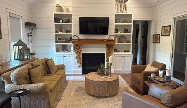 New upscale sanctuary less than 15 miles to Oxford square!
