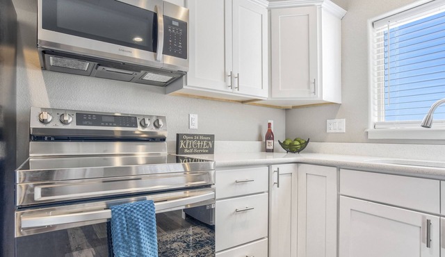 New Upstairs Condo With Covered Deck-Pet Friendly