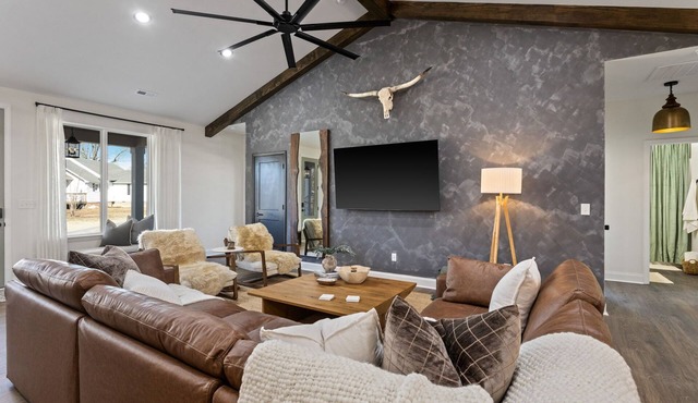 New Urban Retreat! 2 Homes 9Bdrm with Pickleball, Basketball, frisbee golf