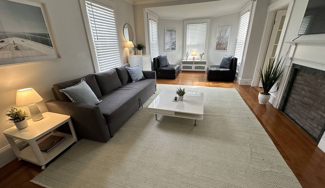 NEW! Very Cool 2 bed/1 bath Apartment Downtown Npt. - Unit 4