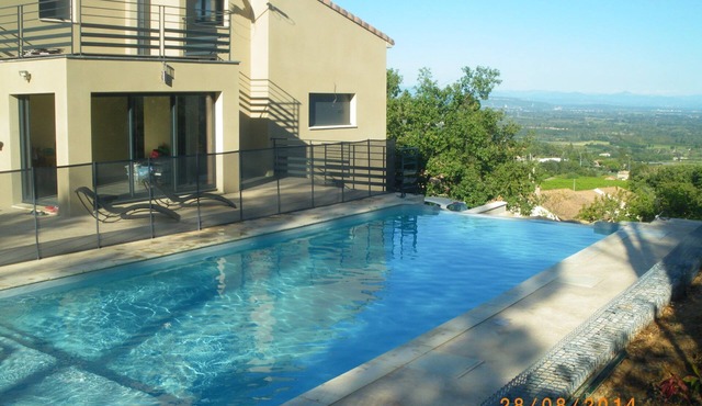 New villa-8 to12 persons-isolated-6 bedrooms-sauna and swimming pool with opt heating