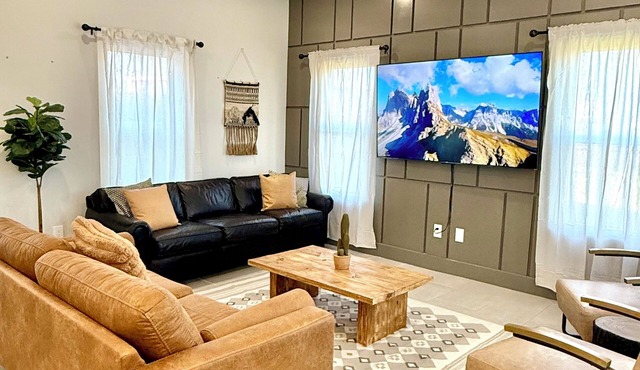 NEW Vibrant Southwest Vibes home, 5 Minutes to Downtown FW