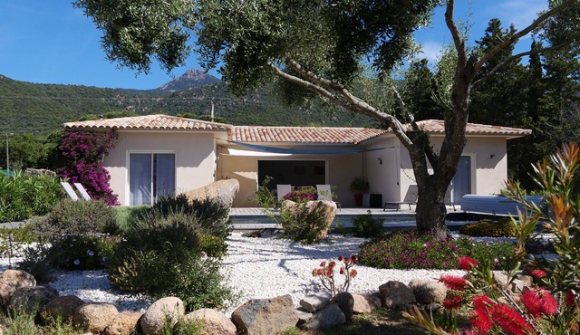 New villa 10 minutes from the beach