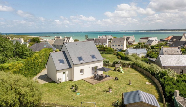 New villa 100 m from the beach, 4 bedrooms, enclosed grounds.