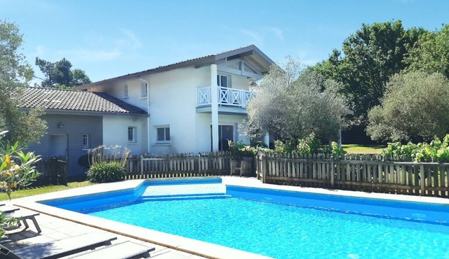 NEW! Villa 12 persons with heated pool, 5 bedrooms, huge garden, close beach
