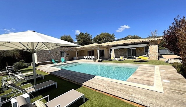 New villa - 4 bedrooms, 3 bathrooms, sleeps 8/10, pool house