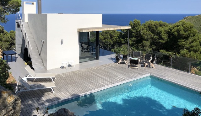 New villa, 5 bedrooms/12 beds, sea view, quiet, private pool, 5 mins walk to beach