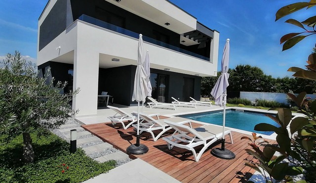 NEW VILLA ANGELO 2020, with SAUNA, GYM , HEATED POOL!