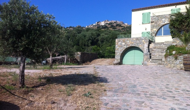 New villa between sea and mountain near all trade.