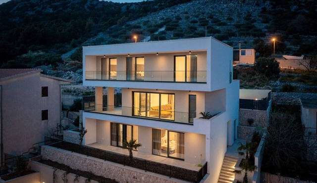 NEW ! Villa Brilliance, heated pool 50 m2, sea view, big group, 100 m from sea