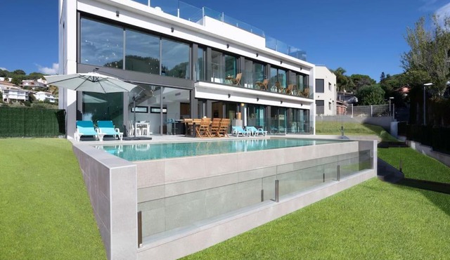 NEW: Villa Costa Barcelona BEACH 2 infinity pools!