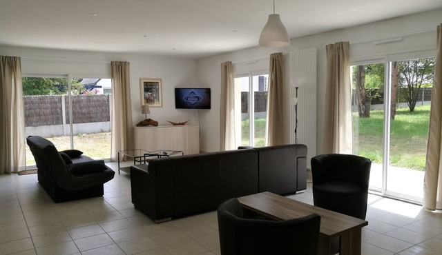 New villa for 12 people near the beach