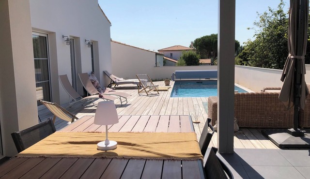 New villa with heated pool, sleeps 10, quiet area in St Palais