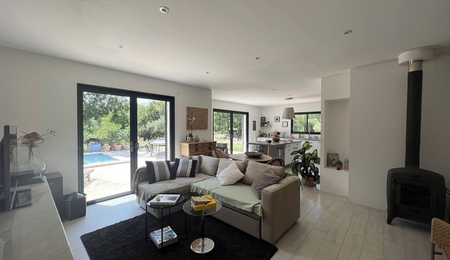 New villa with swimming pool, in a quiet area surrounded by oak trees