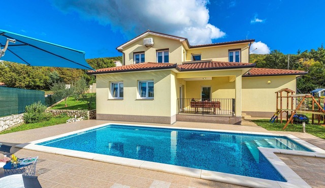 New villa, fully fenced, private garden, pool, 4 km from the beach