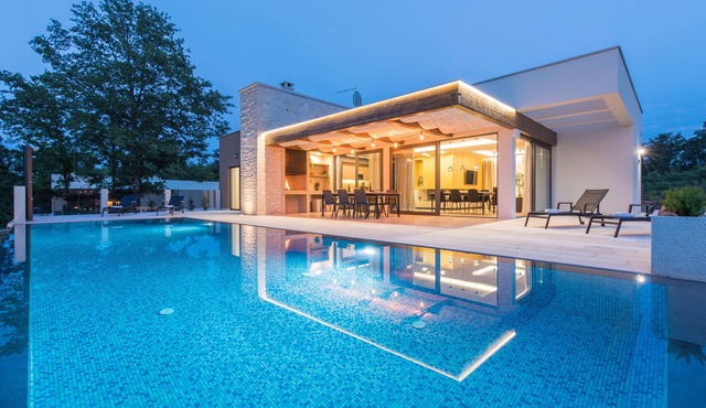 NEW! Villa Lanka - luxury villa with large swimming pool, private parking