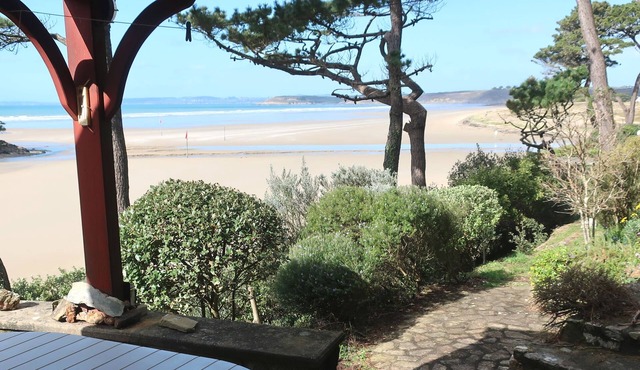 "New Villa les Pieds dans l'eau. Beautiful sea view