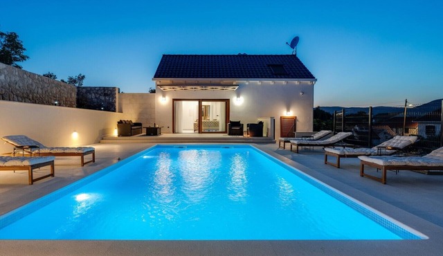 NEW! Villa Pietra with heated pool, 3 bedrooms, unspoiled surroundings