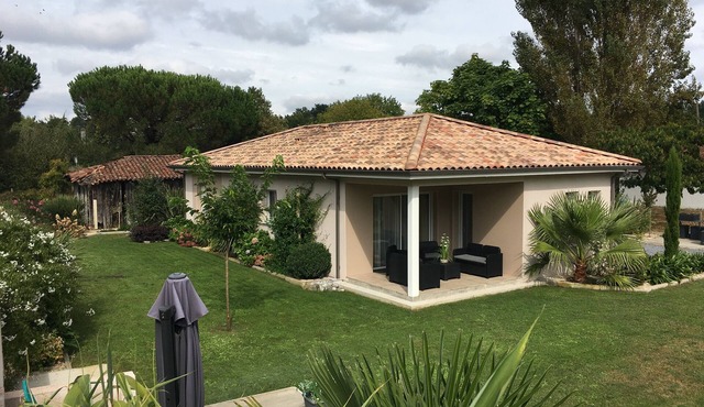 New villa, quiet area near the lake and close to Mimizan beach, Classified 3*.