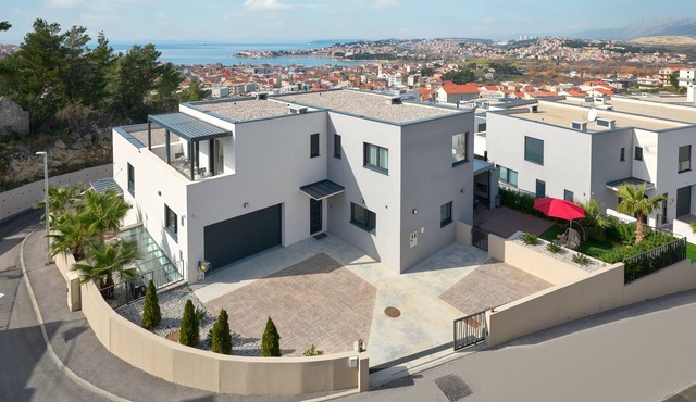 NEW! Villa Viginti 17 - Indoor Pool/Outdoor Jacuzzi + Sun loungers