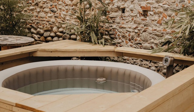 New villa with swimming pool, jacuzzi, garden, air conditioning