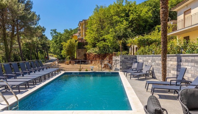 NEW! Villa with 6 Bedrooms and Heated Pool
