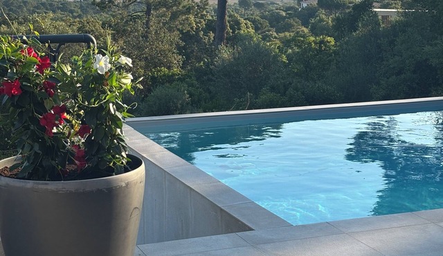 New villa with 4 bedrooms (4 bathrooms) for 8 people. Sea view