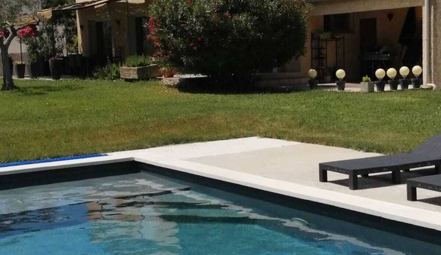 New villa with pool near St Remy