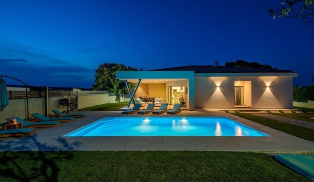 New villa with private pool, darts, BBQ