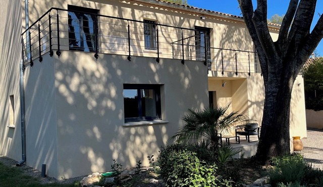 New villa with real Jacuzzi in a green setting 20 minutes from the beaches