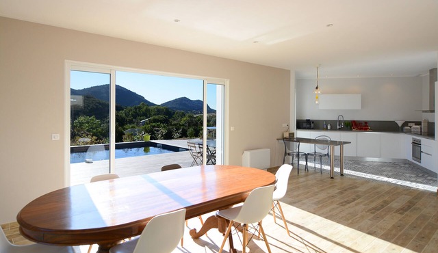 New villa with swimming pool overlooking a hectare of land overlooking the vineyard