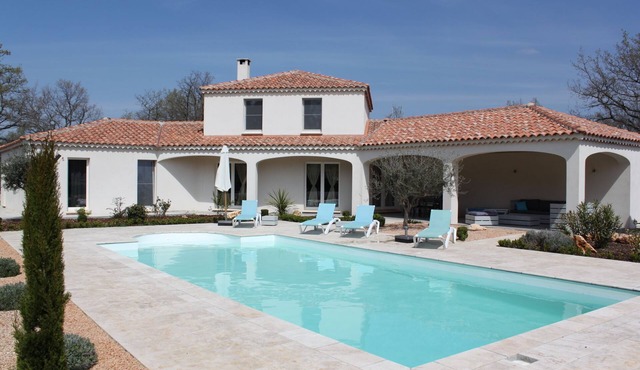 New villa with swimming pool on a plot of 2300 m² in the heart of Provence
